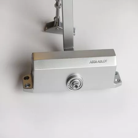 Assa Abloy DC 110---EV1 с рычажной тягой  silver/ доводчик для внутренних дверей с макс весом 80 кг : купить в Москве